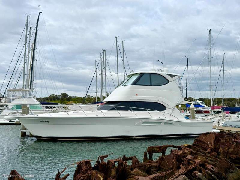 Riviera 47 Enclosed Flybridge