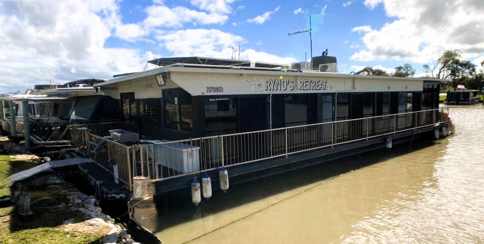 "Rynos Retreat". Large Dual Deck Family Houseboat.