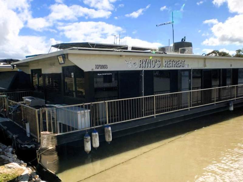 "Rynos Retreat". Large Dual Deck Family Houseboat.