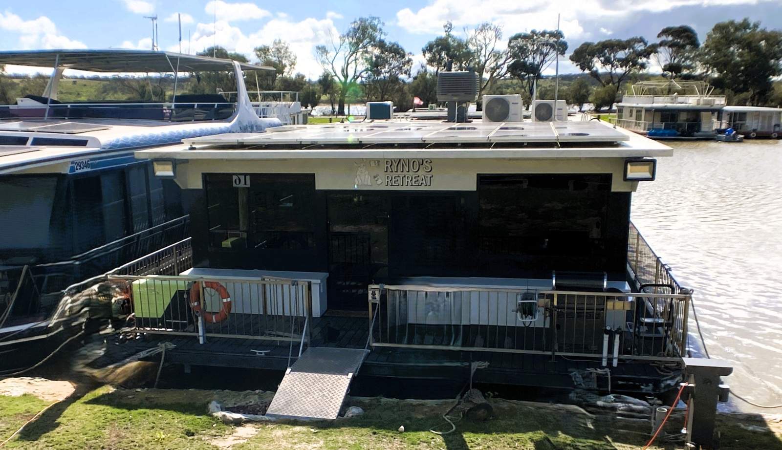 "Rynos Retreat". Large Dual Deck Family Houseboat.