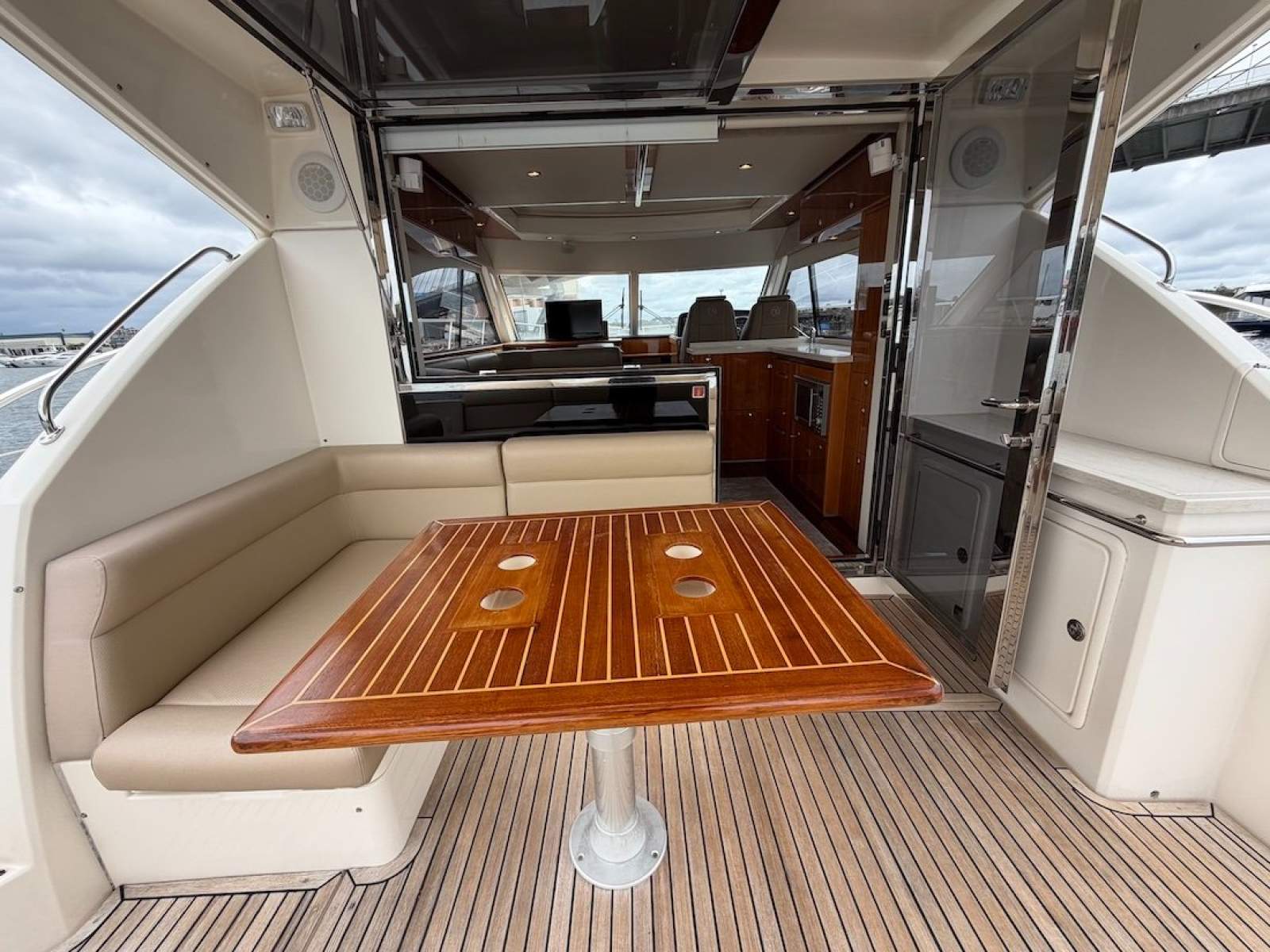 Riviera 5000 Sport Yacht