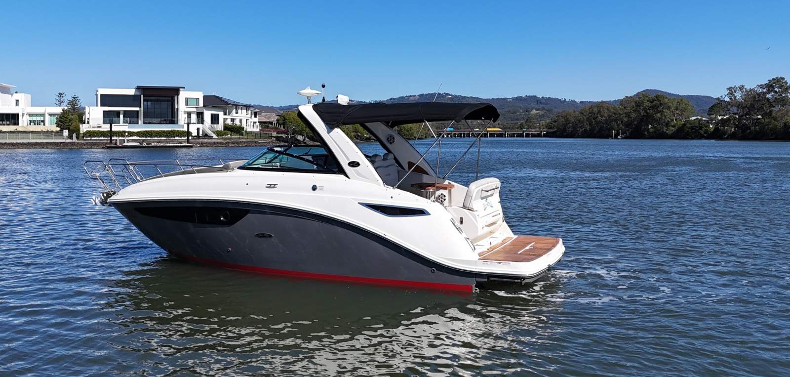 Sea Ray 265 Sundancer Sports Cruiser
