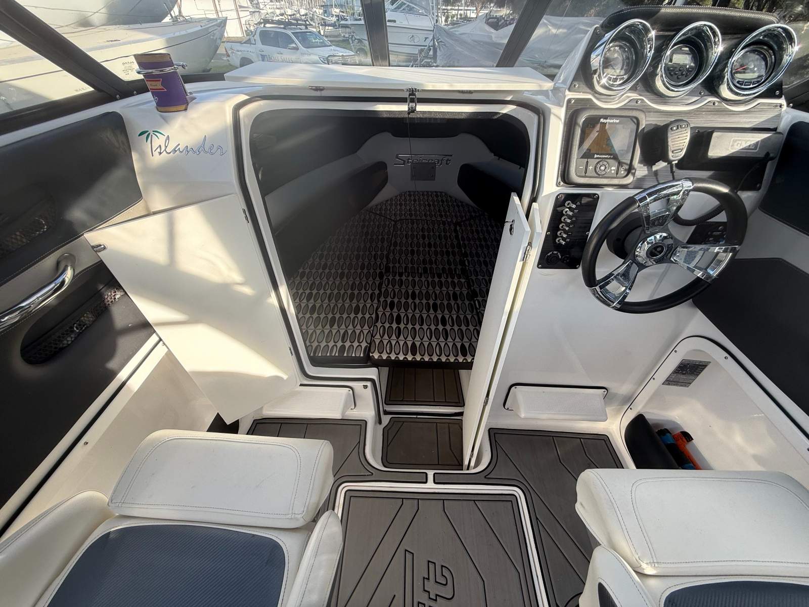 Stejcraft 580 Islander Enclosed Deluxe &ndash; Only 142 Engine Hours