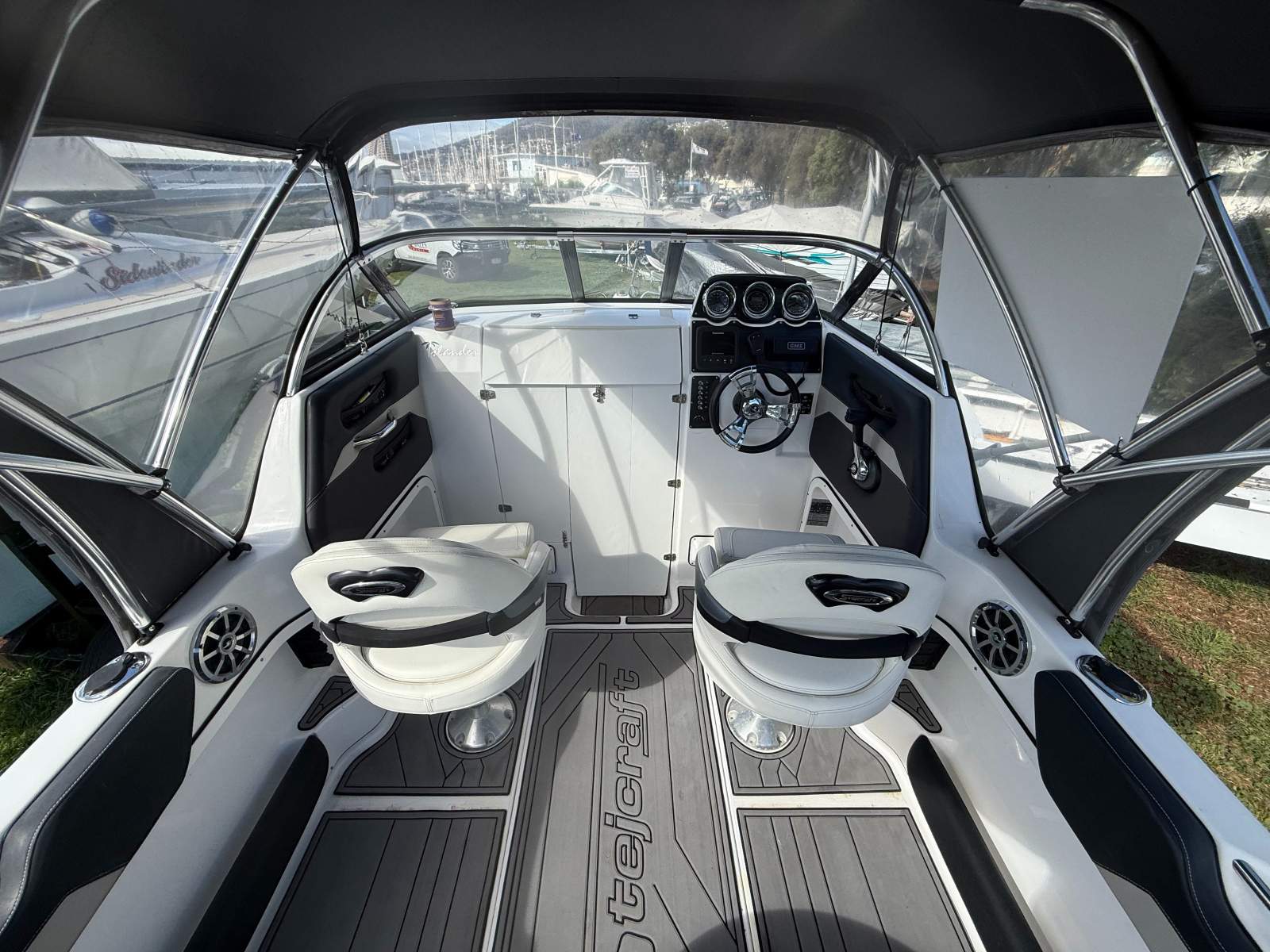 Stejcraft 580 Islander Enclosed Deluxe &ndash; Only 142 Engine Hours