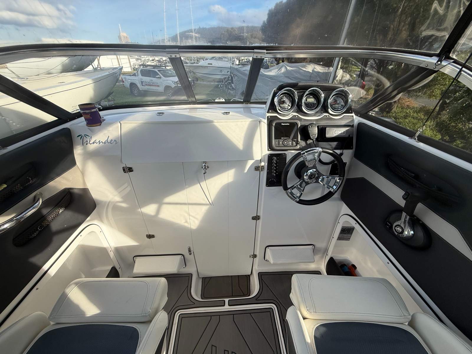 Stejcraft 580 Islander Enclosed Deluxe &ndash; Only 142 Engine Hours