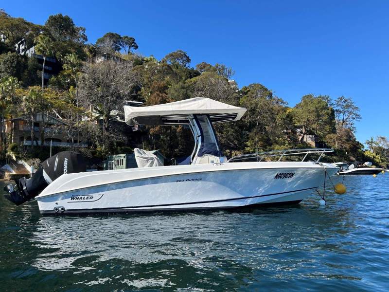 Boston Whaler 220 Outrage