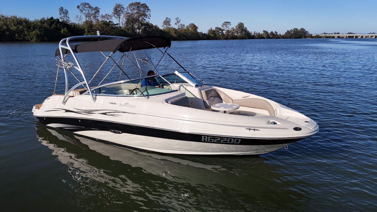 Sea Ray 220 Sundeck