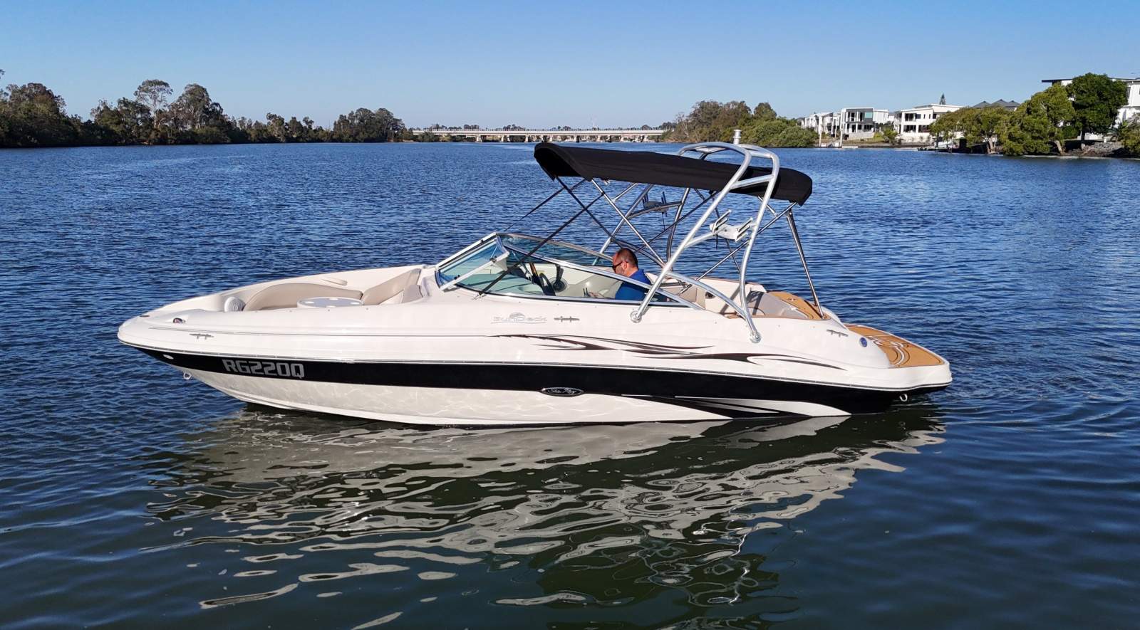 Sea Ray 220 Sundeck