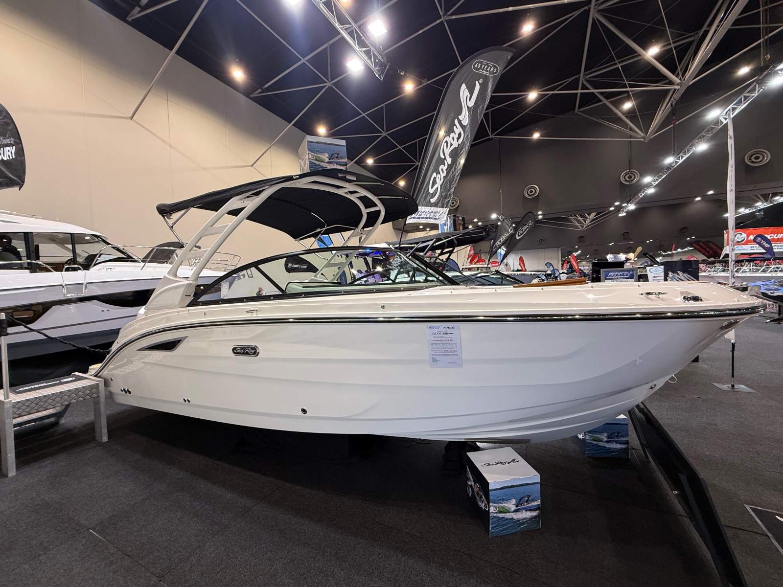 New Sea Ray 230 SDX OB:Timeless design