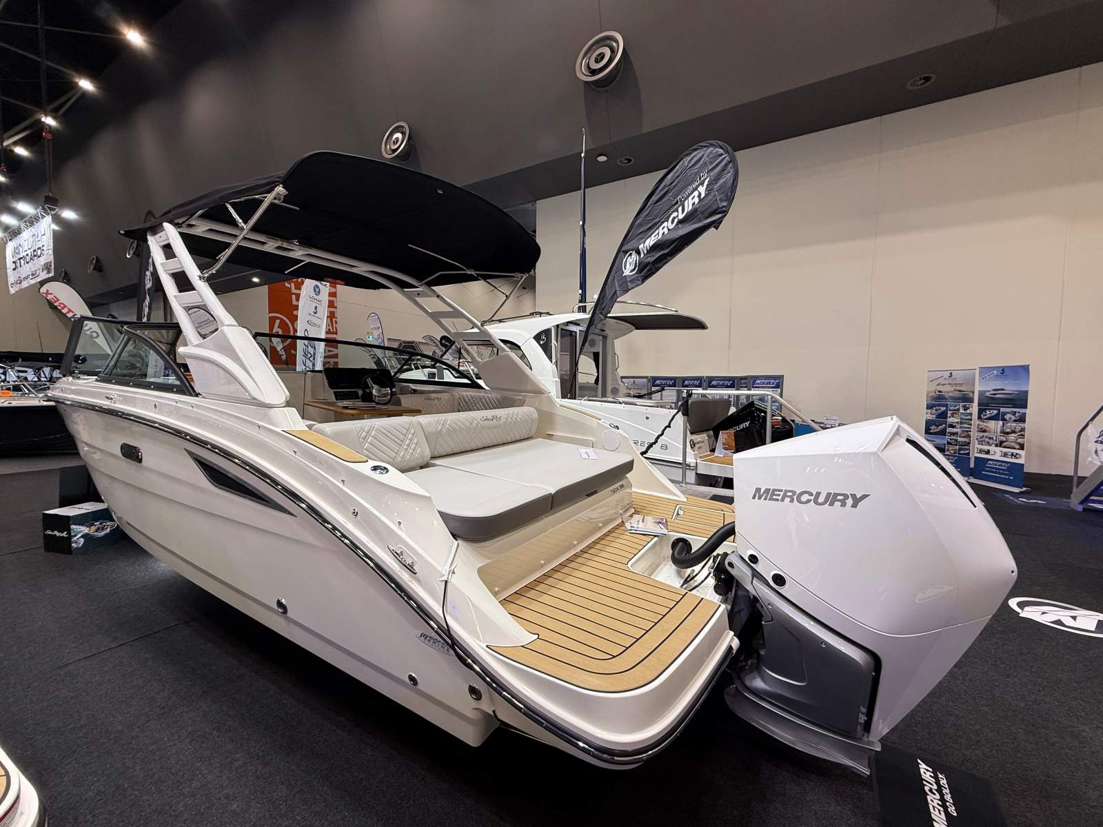 New Sea Ray 230 SDX OB:Electric watersports tower with shade