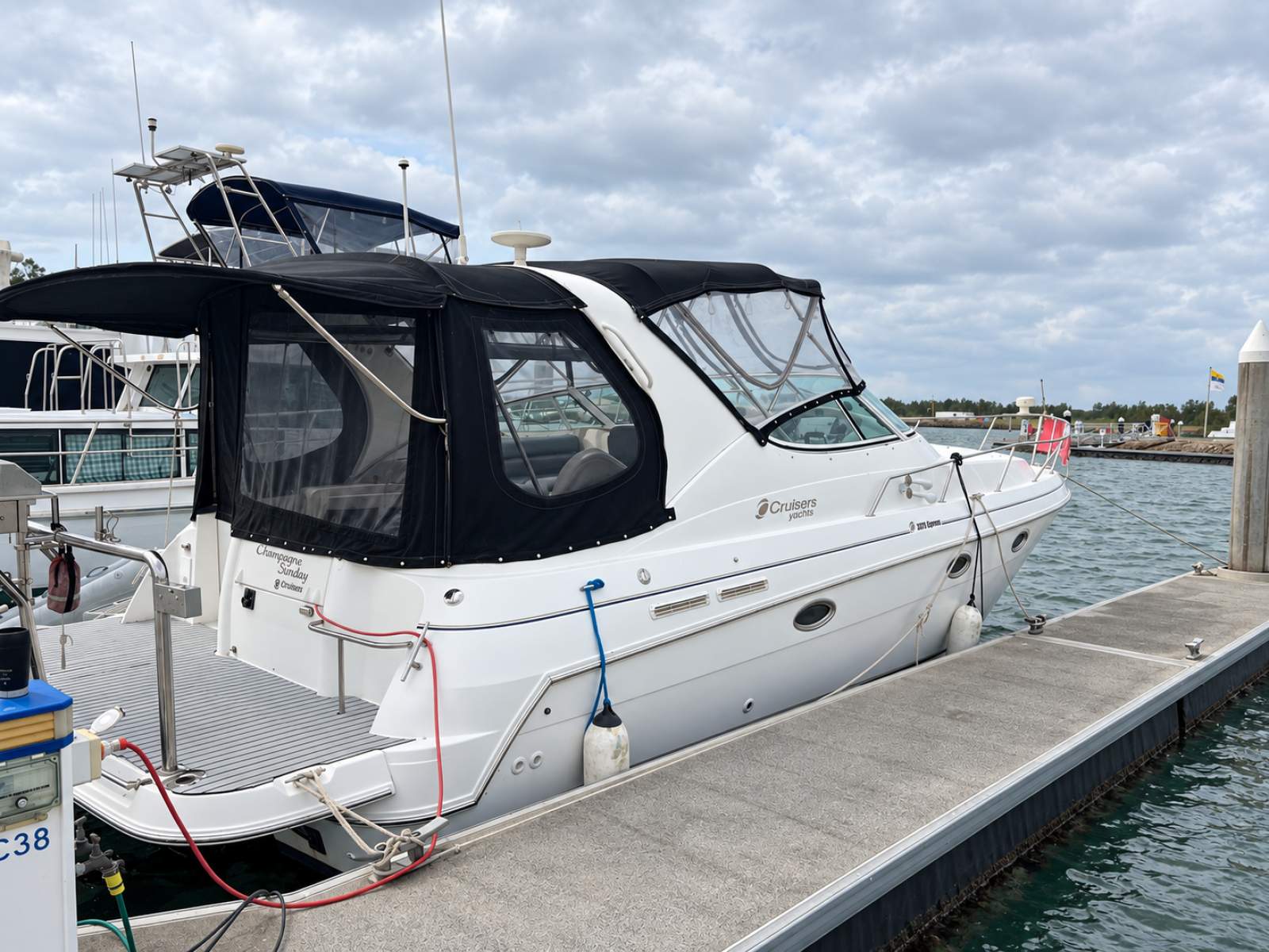 Cruisers Yachts 3375 Express