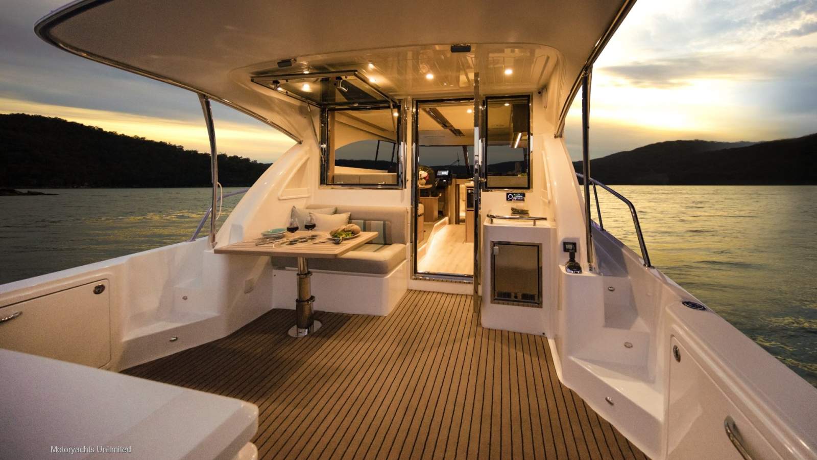 Riviera 395 SUV - THE RIGHT-SIZED RIVIERA:Riviera Website Images - Not the actual boat. These are coming soon!
