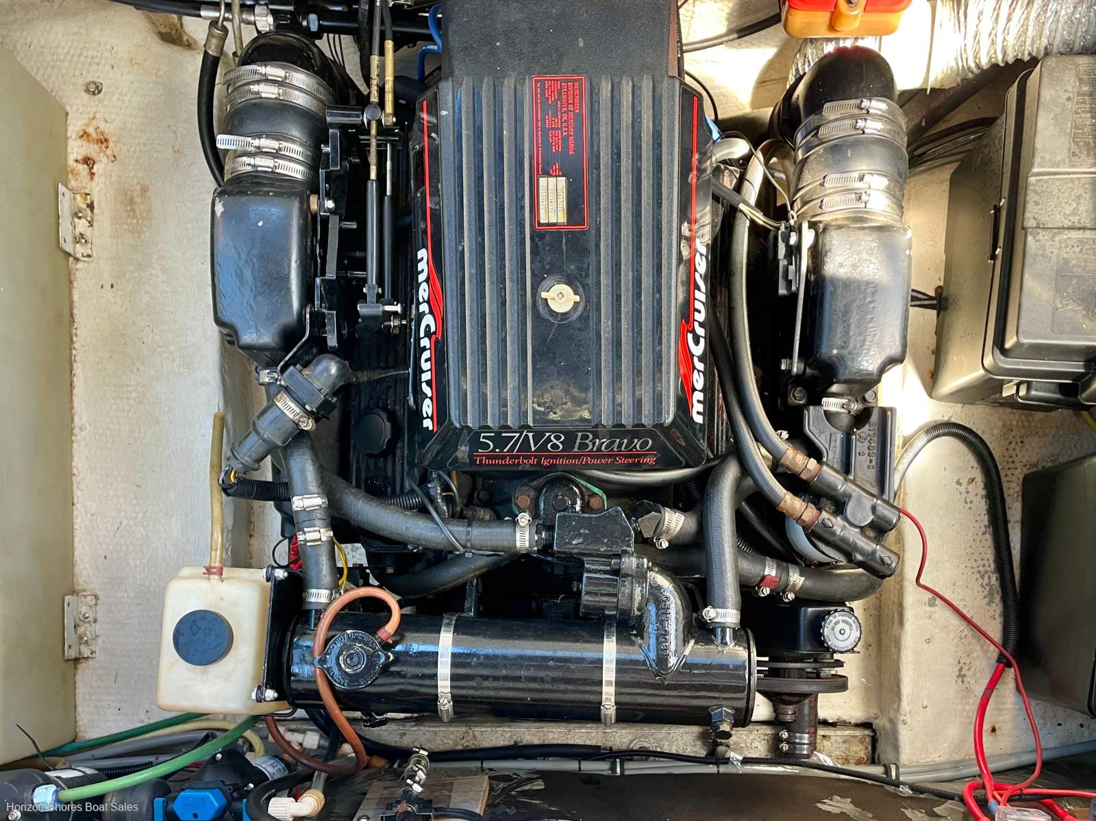 Rinker 260 Fiesta Vee - Fresh Water Cooled 5.7L V8