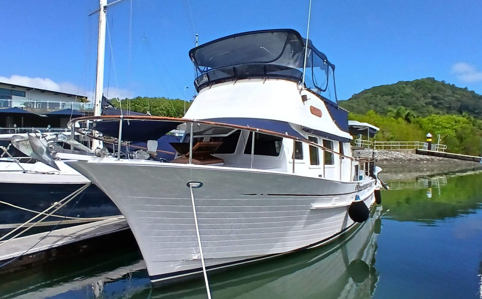 Grand Mariner 36ft - Classic Fly Bridge Cruiser