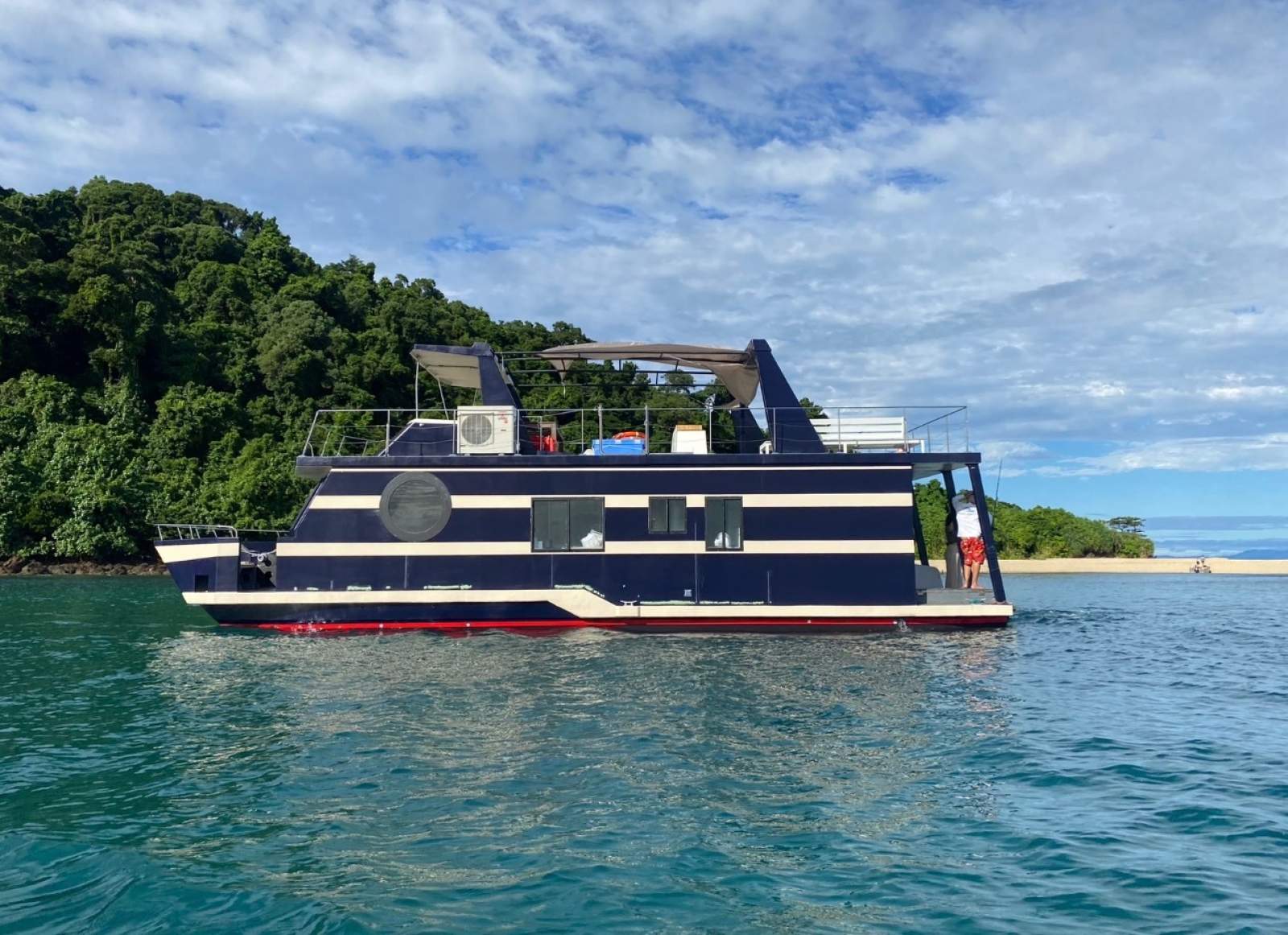 Noosa Cat House Boat