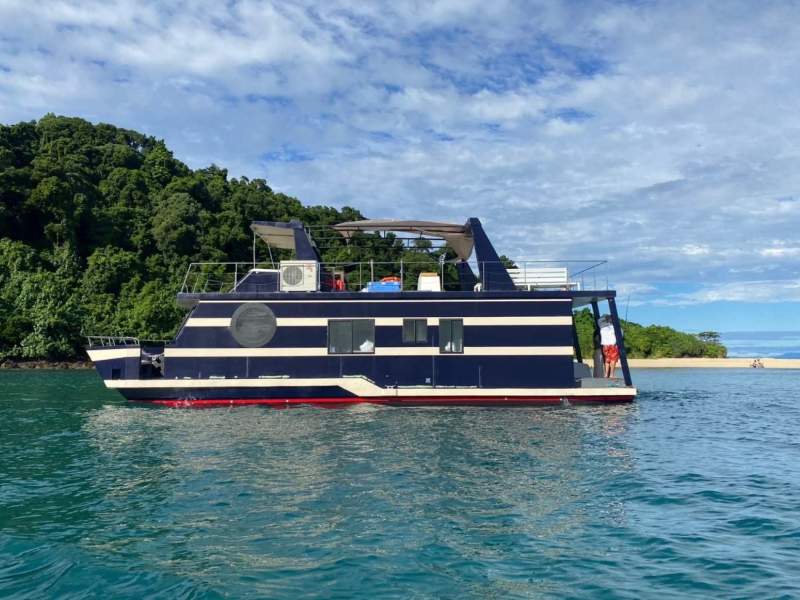 Noosa Cat House Boat