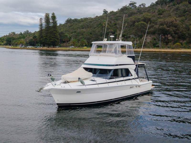 Riviera 39 Flybridge Cruiser - Comes With A Marina Pen