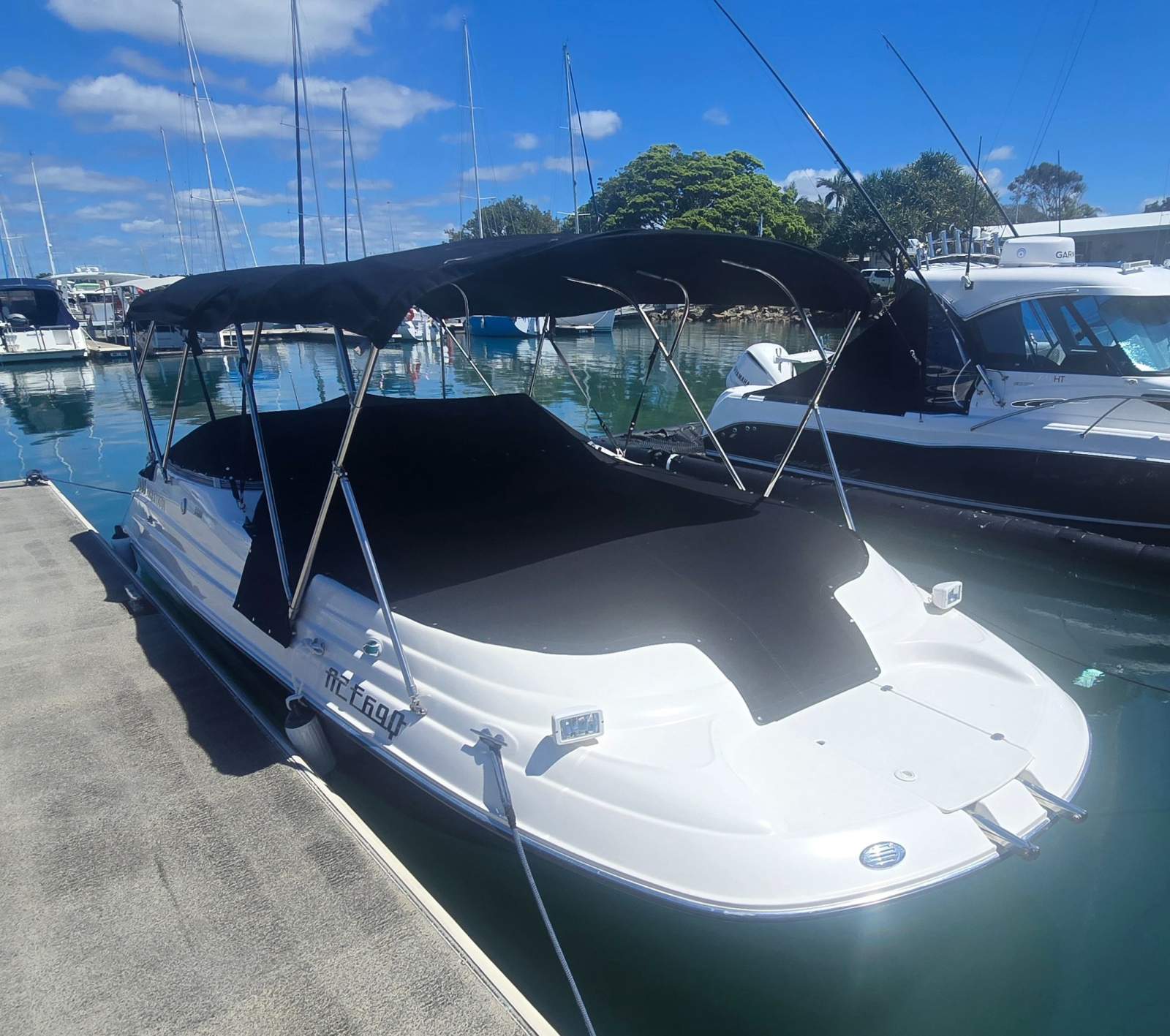 Glastron DX235 Bowrider/Deck boat
