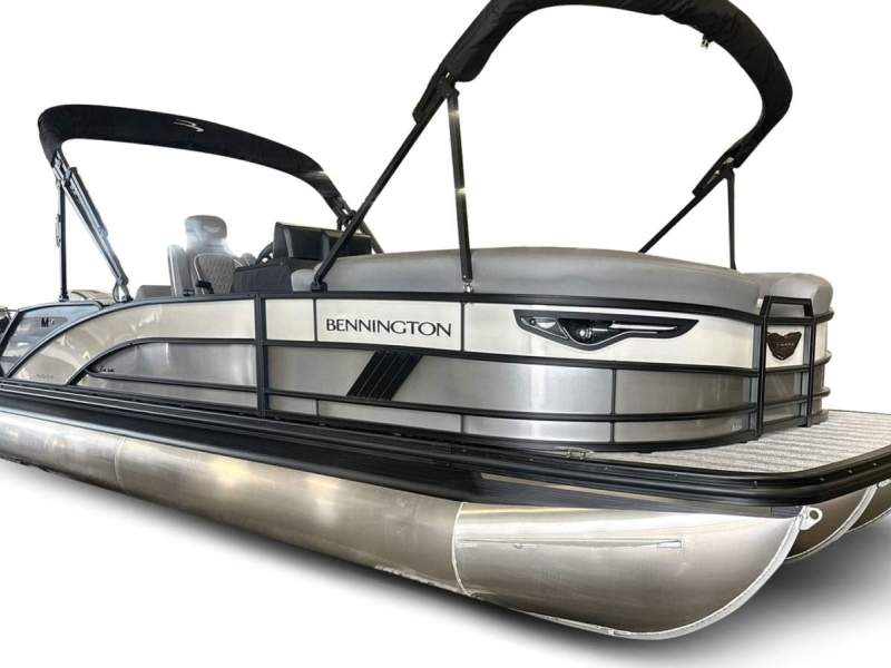 Bennington Pontoon Boat 24 M