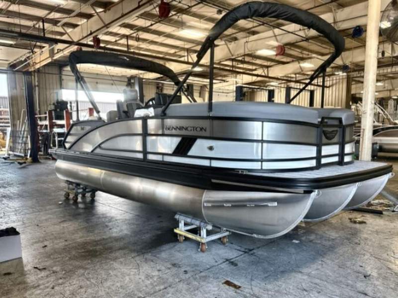 Bennington Pontoon Boat 22 M