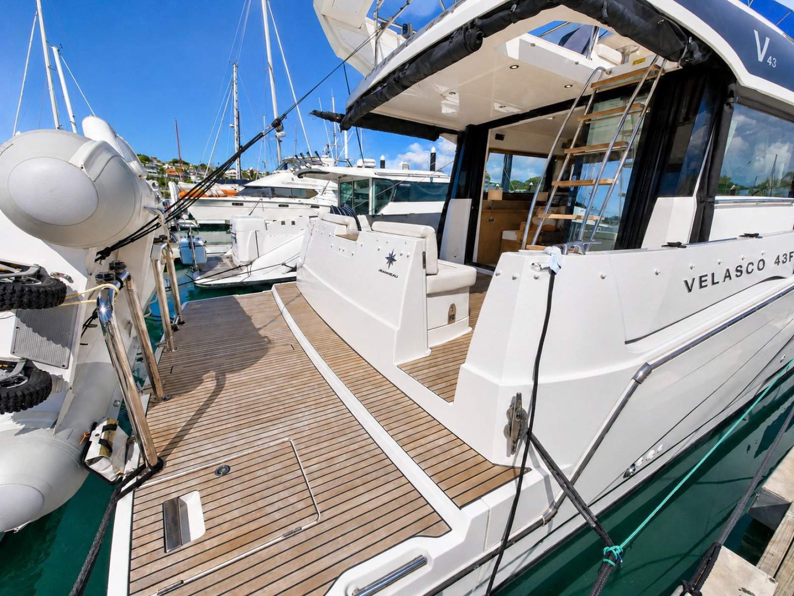 Jeanneau Velasco 43 F - Low engine hours