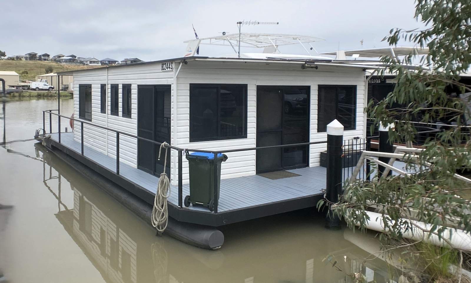 "Francis" Pontoon Houseboat 3Bed 1Bath large Decks