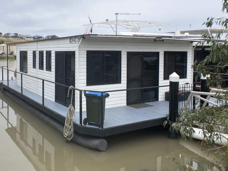 "Francis" Pontoon Houseboat 3Bed 1Bath large Decks