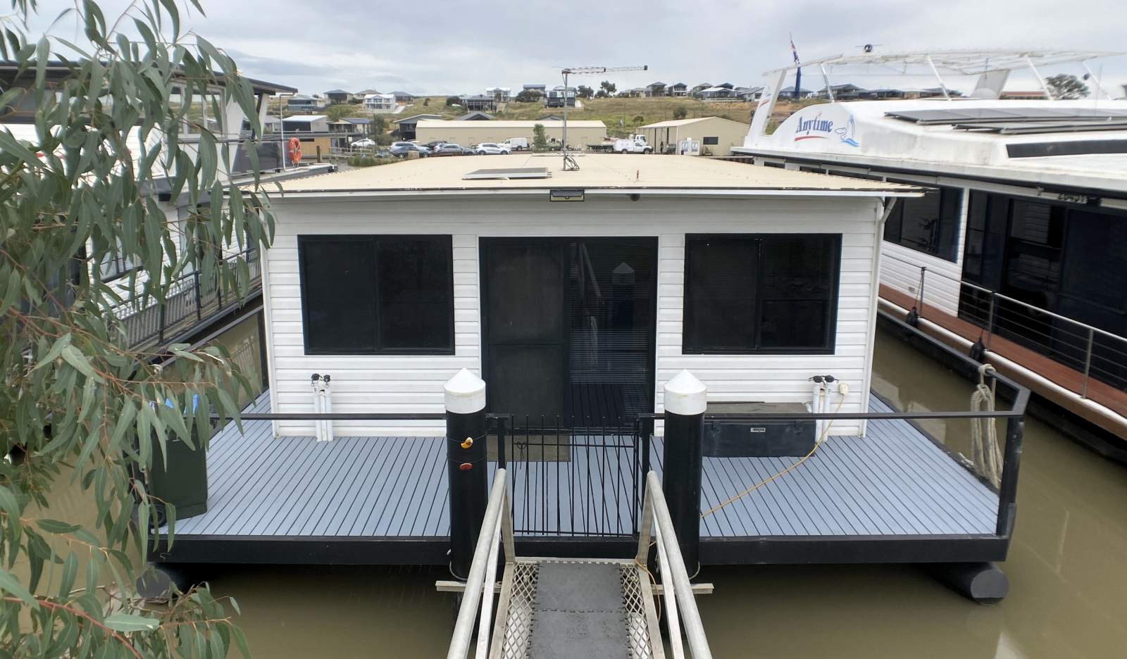 "Francis" Pontoon Houseboat 3Bed 1Bath large Decks