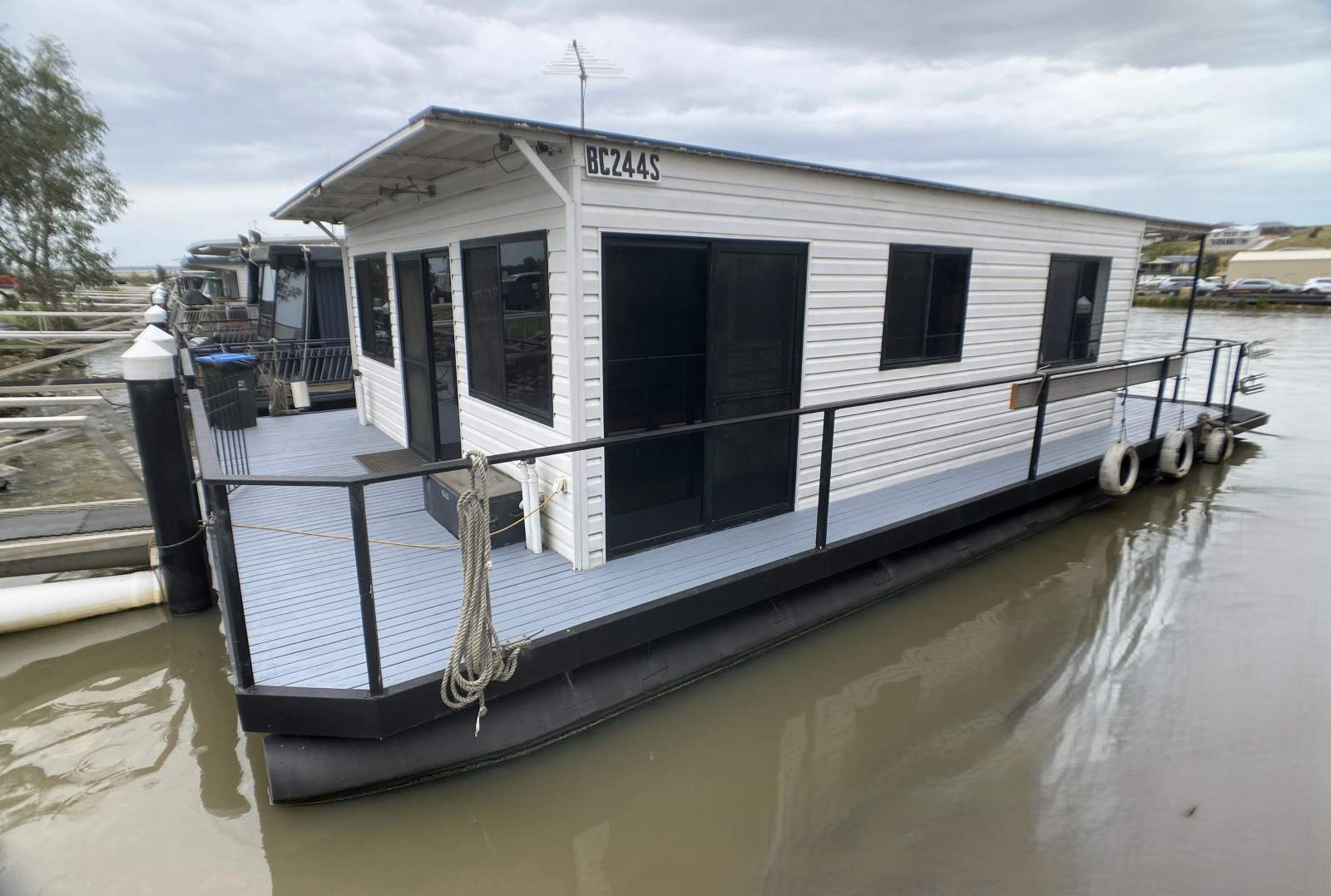 "Francis" Pontoon Houseboat 3Bed 1Bath large Decks