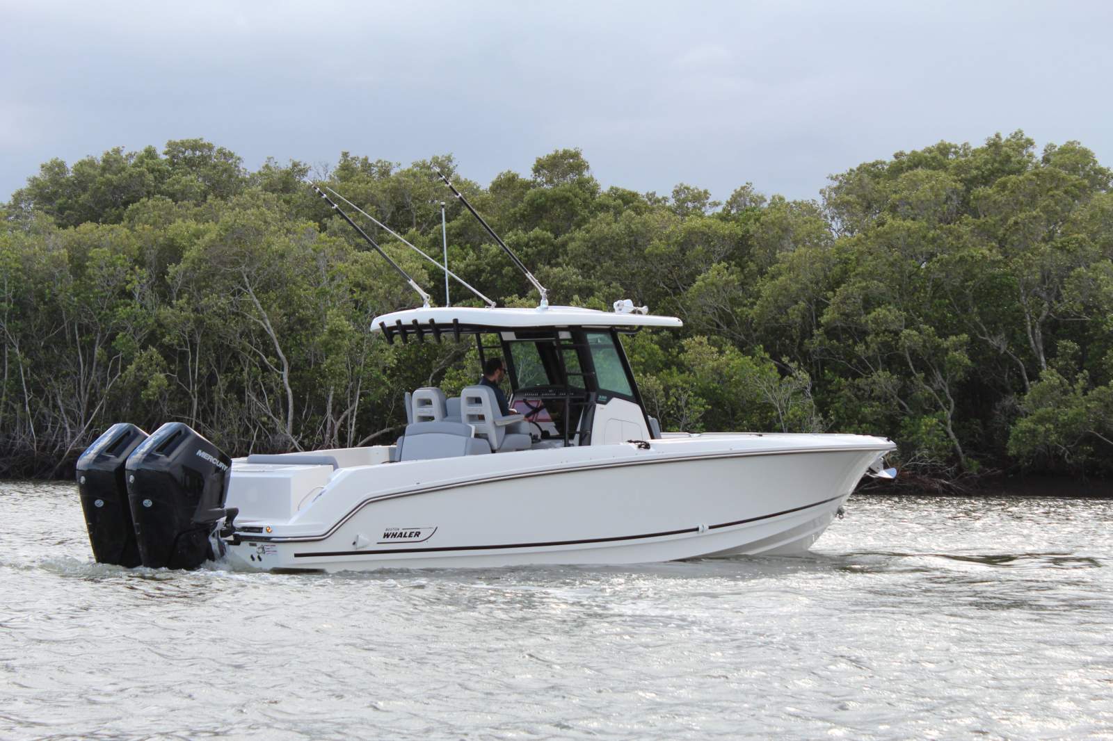 Boston Whaler 330 Outrage Centre Console