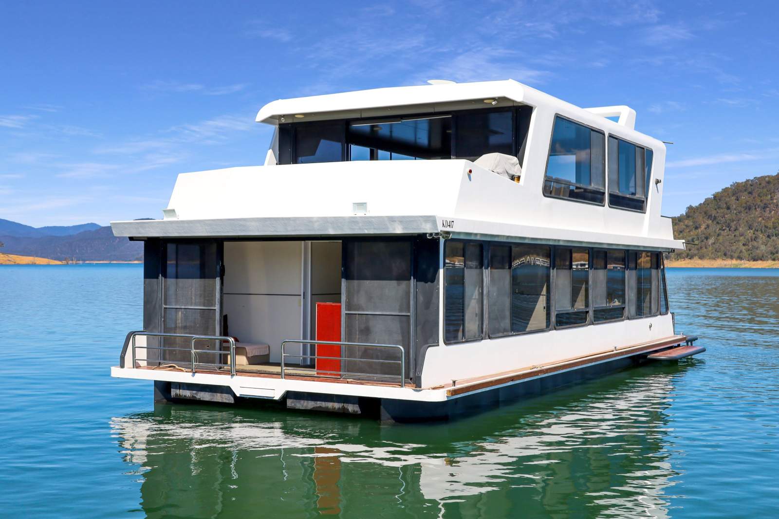 Sojourner Houseboat Holiday Home @ Lake Eildon:Sojourner @ Lake Eildon