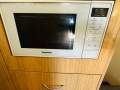 Bertram 35 Flybridge MK3 with 2 x Caterpillar Diesels:Galley microwave