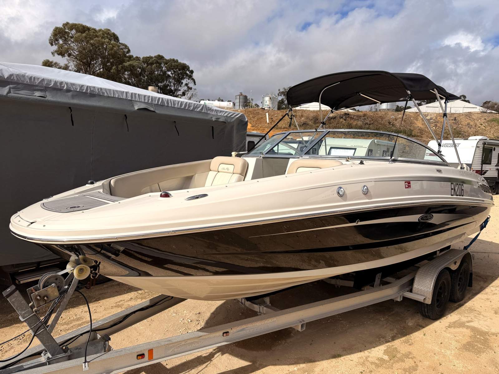 Sea Ray 240 Sundeck - Family Fun + Trailer!