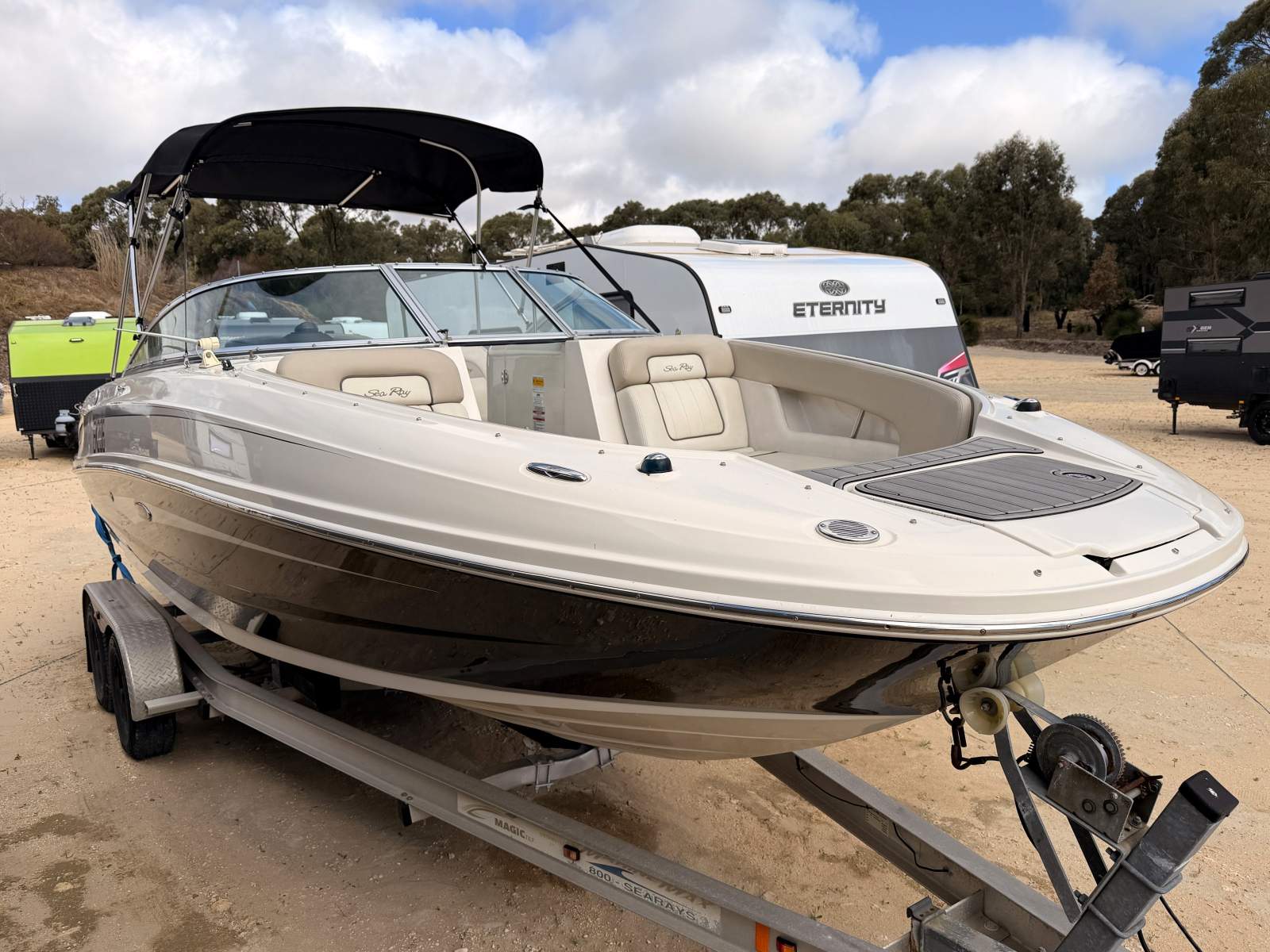 Sea Ray 240 Sundeck - Family Fun + Trailer!