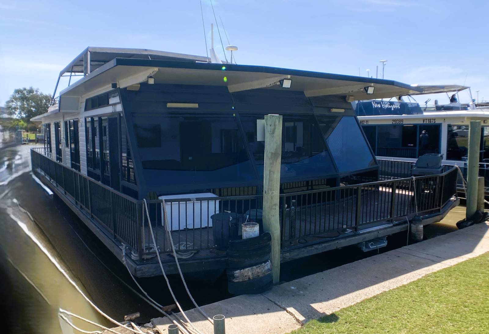 "Break Free". Commercial Houseboat, 6Bed, 2.5Bath.