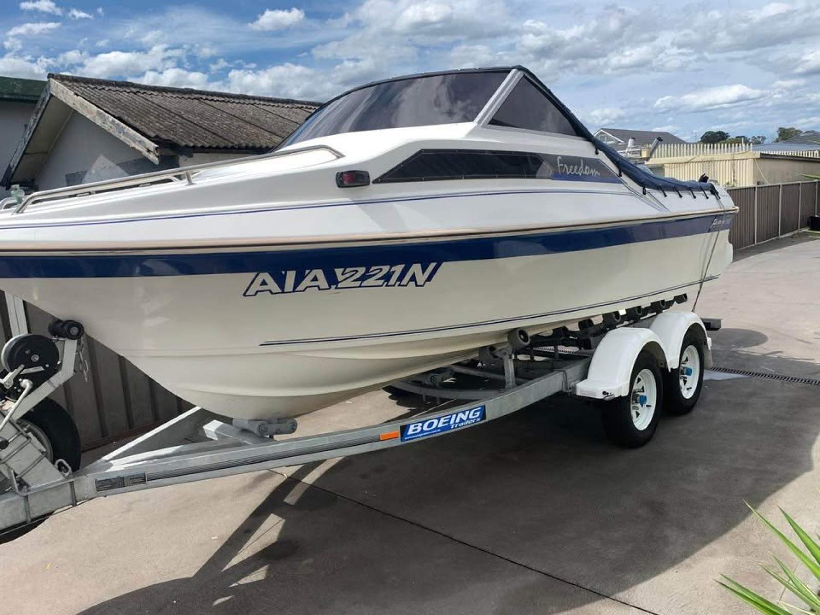 Freedom 5.30 Escape Half Cabin	 5