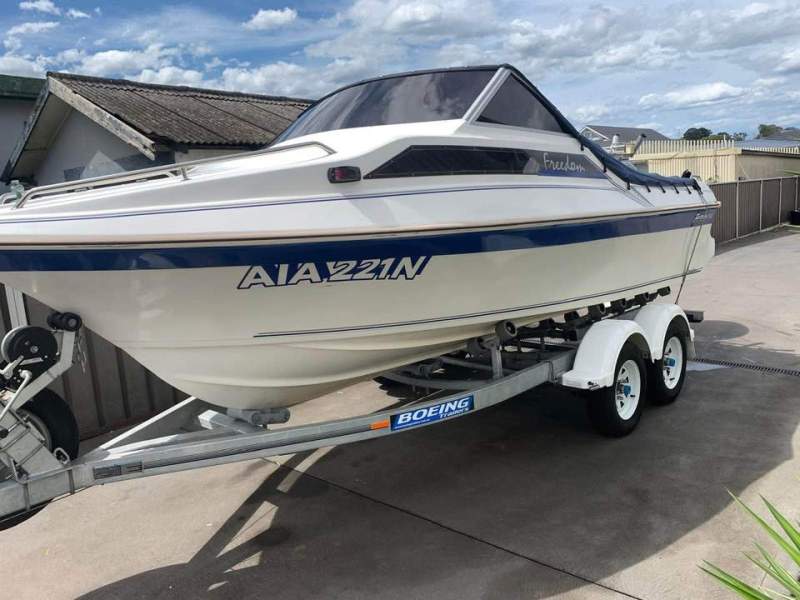 Freedom 5.30 Escape Half Cabin	 5