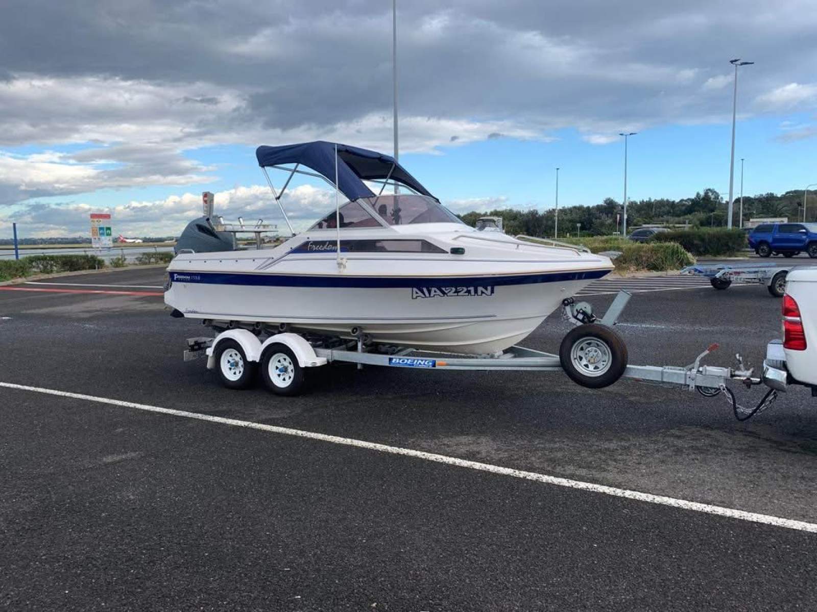 Freedom 5.30 Escape Half Cabin	 5