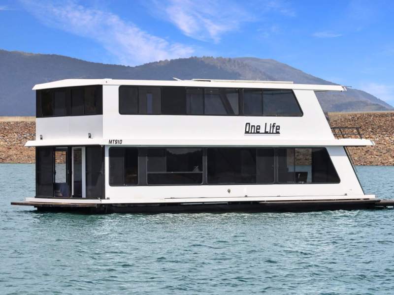 ONE LIFE Houseboat Holiday Home on Lake Eildon