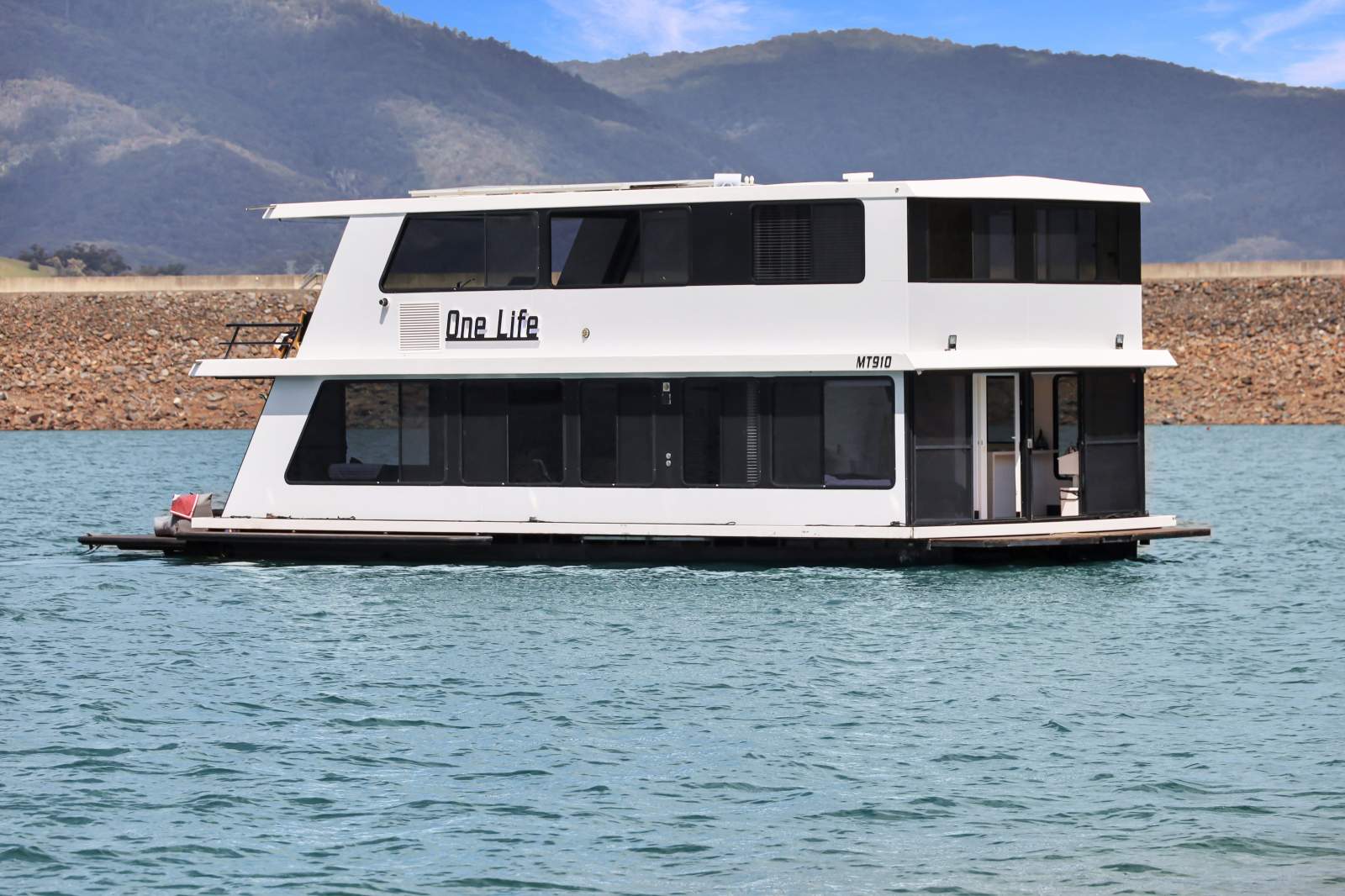 ONE LIFE Houseboat Holiday Home on Lake Eildon:One Life on Lake Eildon