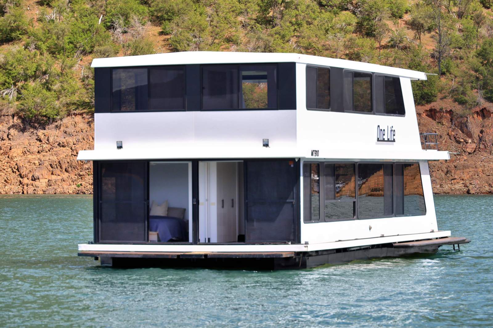 ONE LIFE Houseboat Holiday Home on Lake Eildon:One Life on Lake Eildon