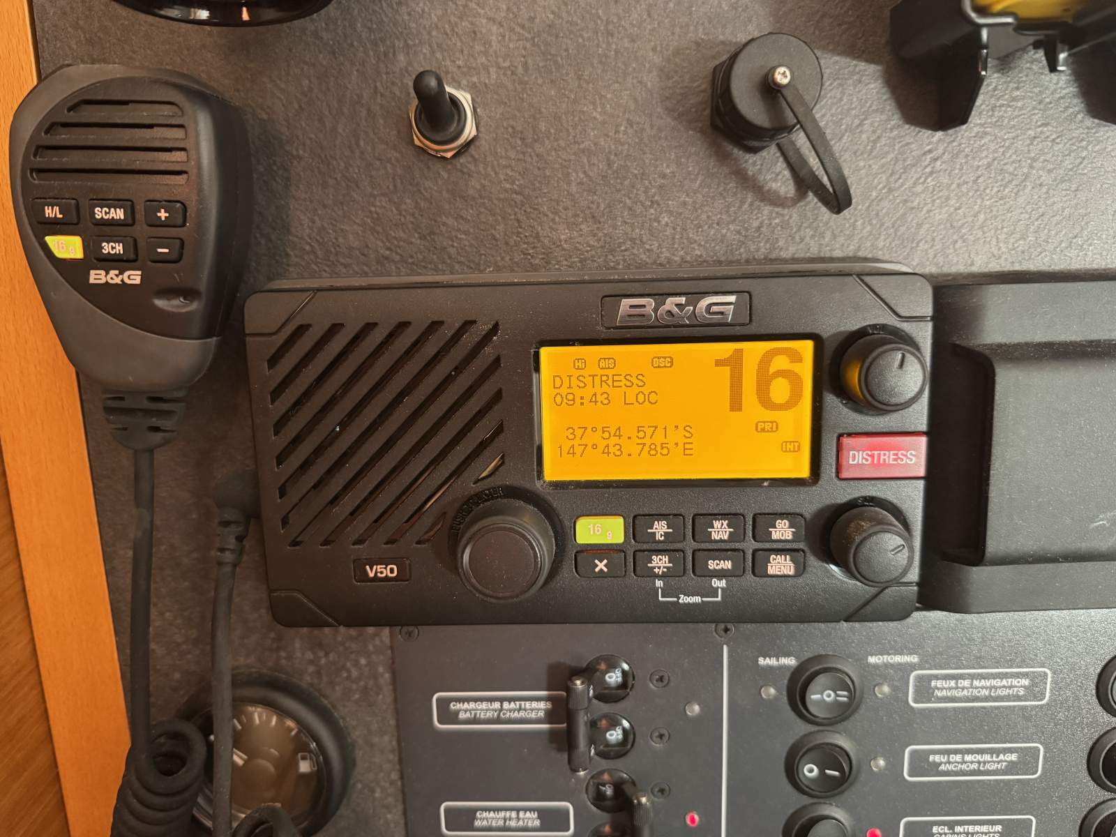 B&G VHF Radio V50 + Remote handpiece