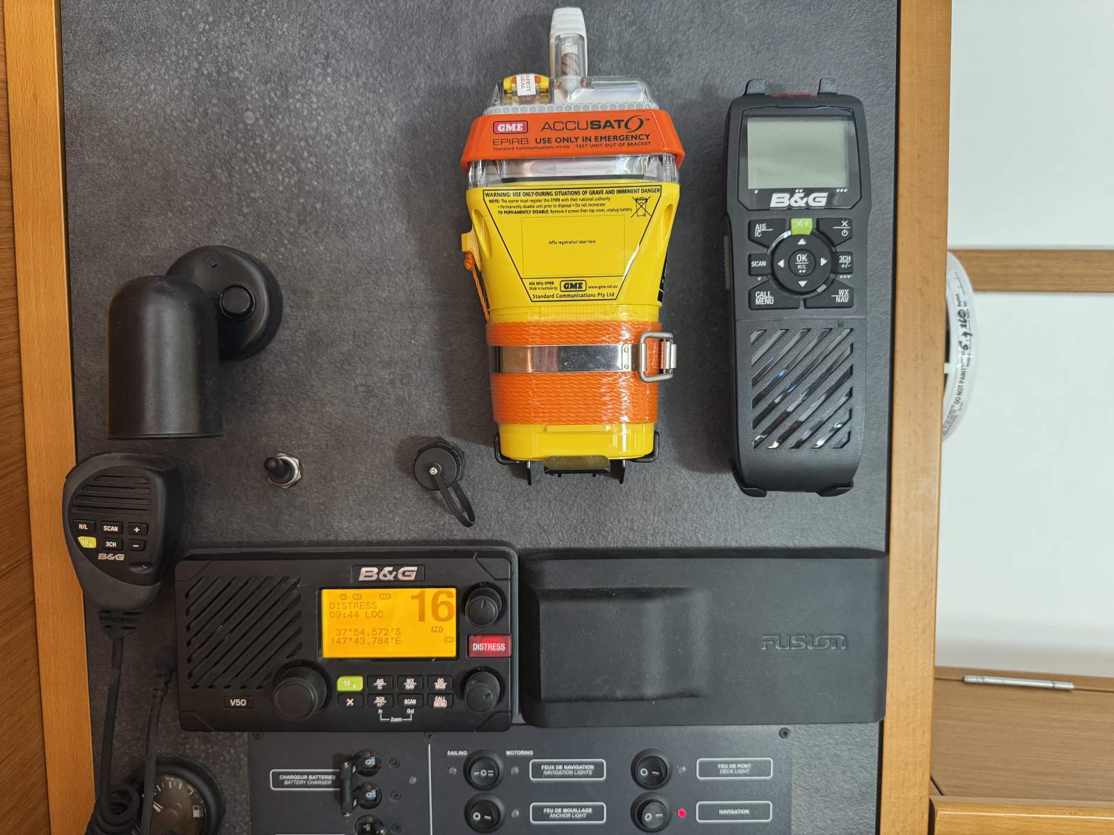 B&G VHF Radio V50 + Remote handpiece