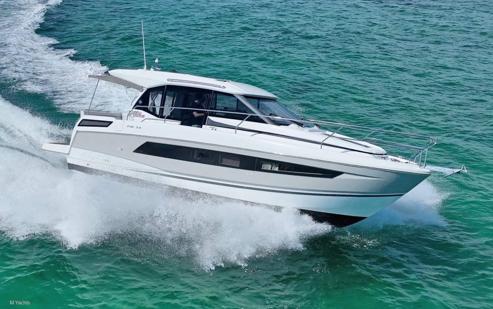 Jeanneau NC 33 Twin Diesel, just 105 hours