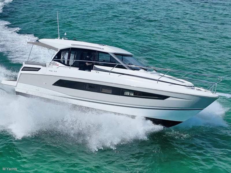Jeanneau NC 33 Twin Diesel, just 105 hours