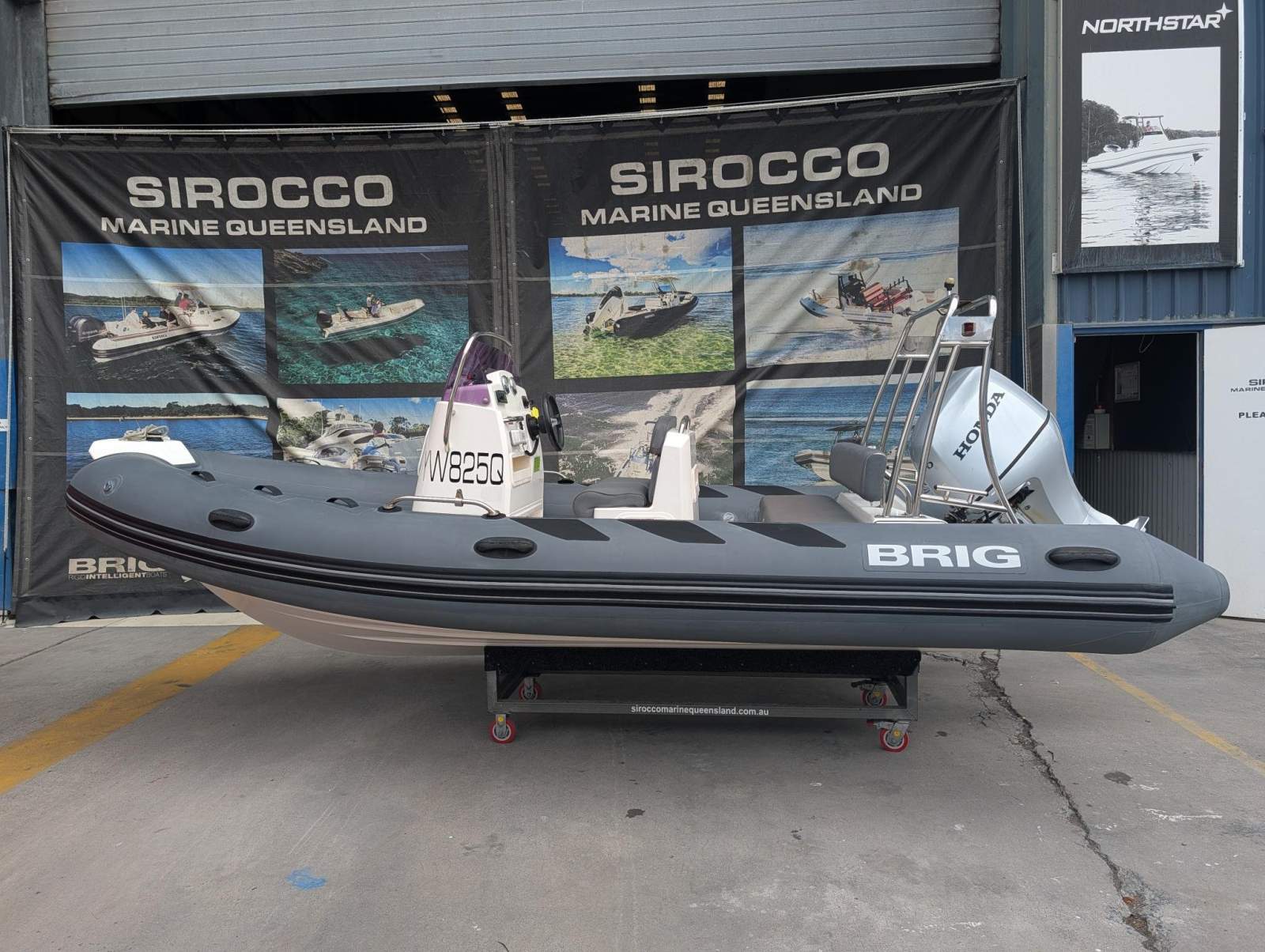 Brig Navigator 520 Center Console - Hypalon tubes