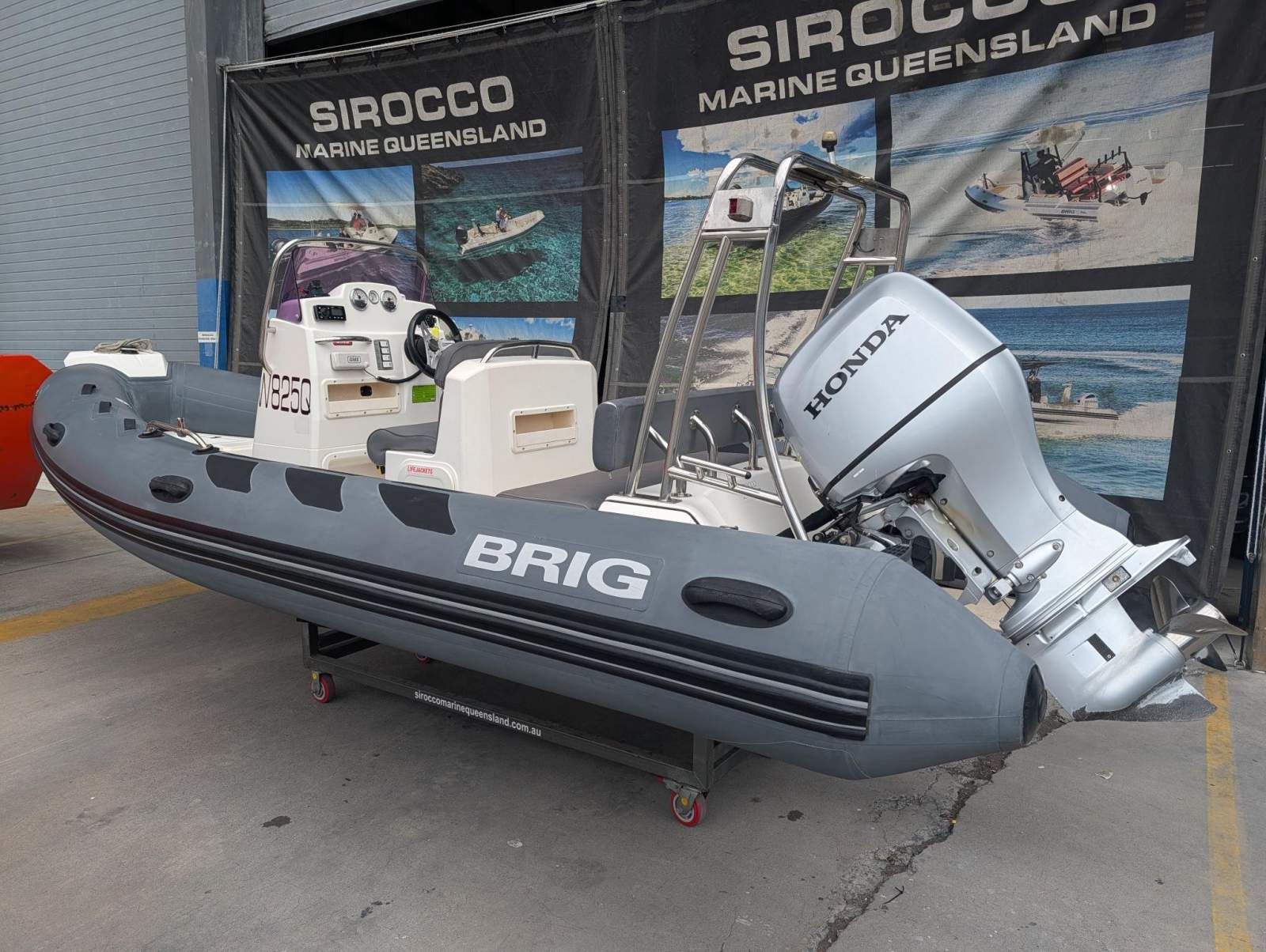 Brig Navigator 520 Center Console - Hypalon tubes