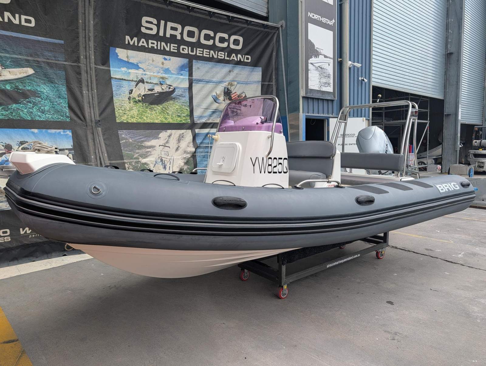 Brig Navigator 520 Center Console - Hypalon tubes