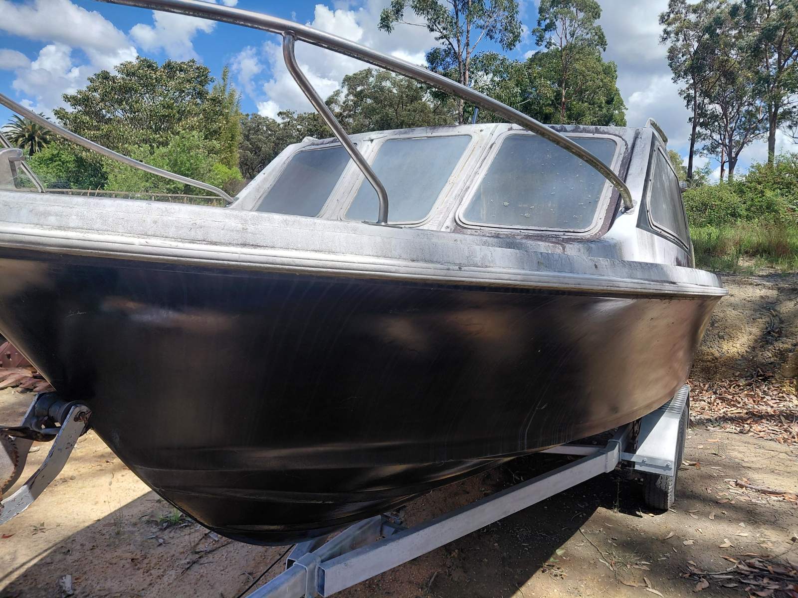 Microplus 600 Galaxy half cabin 140hp johnston