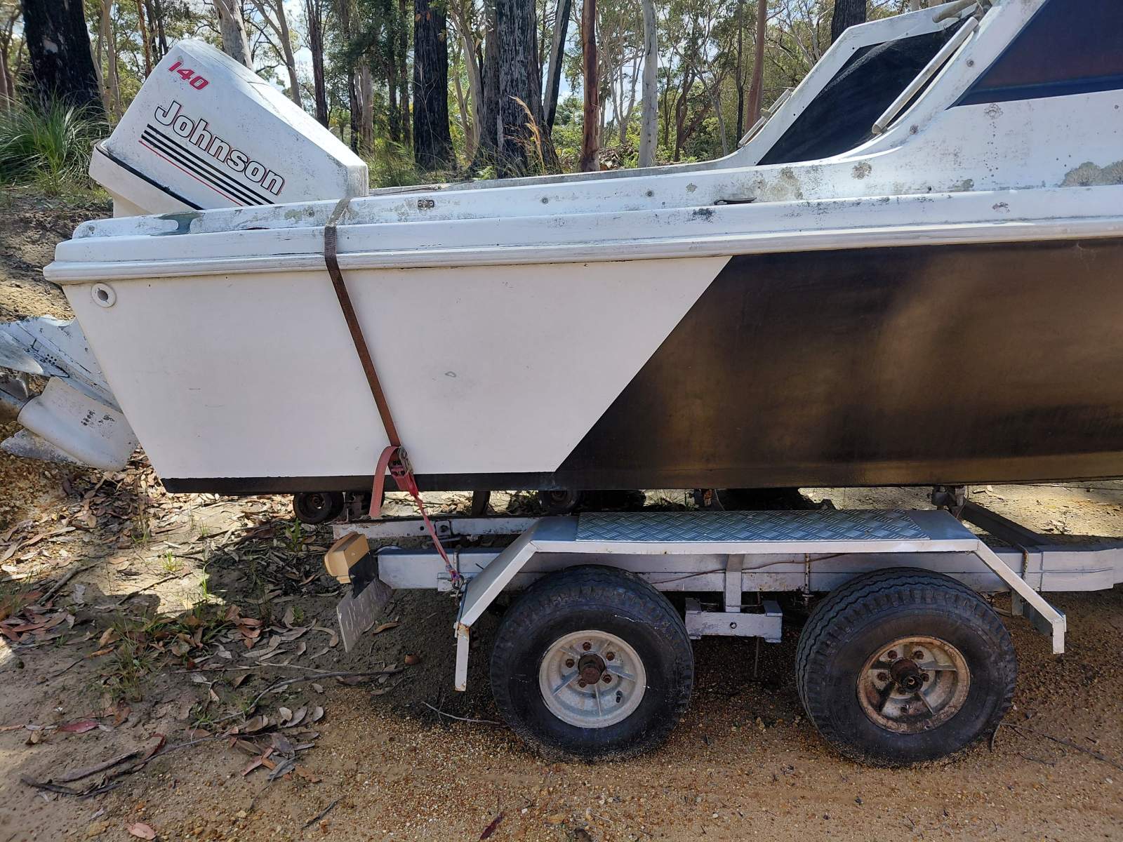 Microplus 600 Galaxy half cabin 140hp johnston